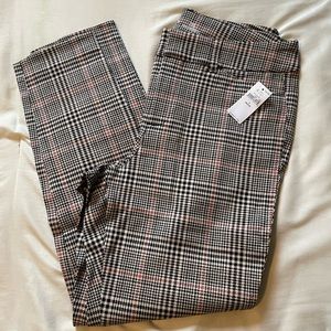 Old navy petite high rise slim pocket pixie ankle pants.